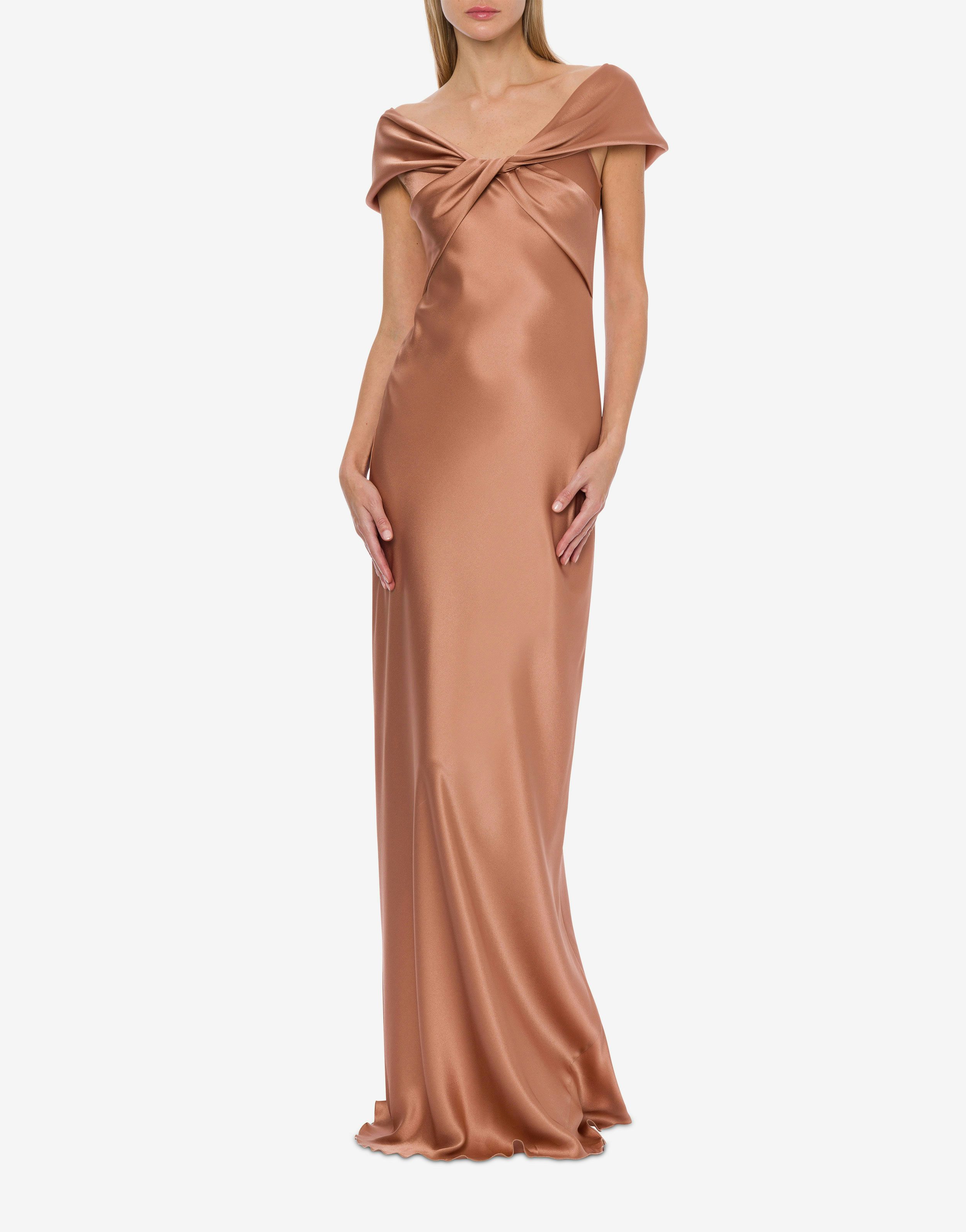 Long dress in satin with train 2