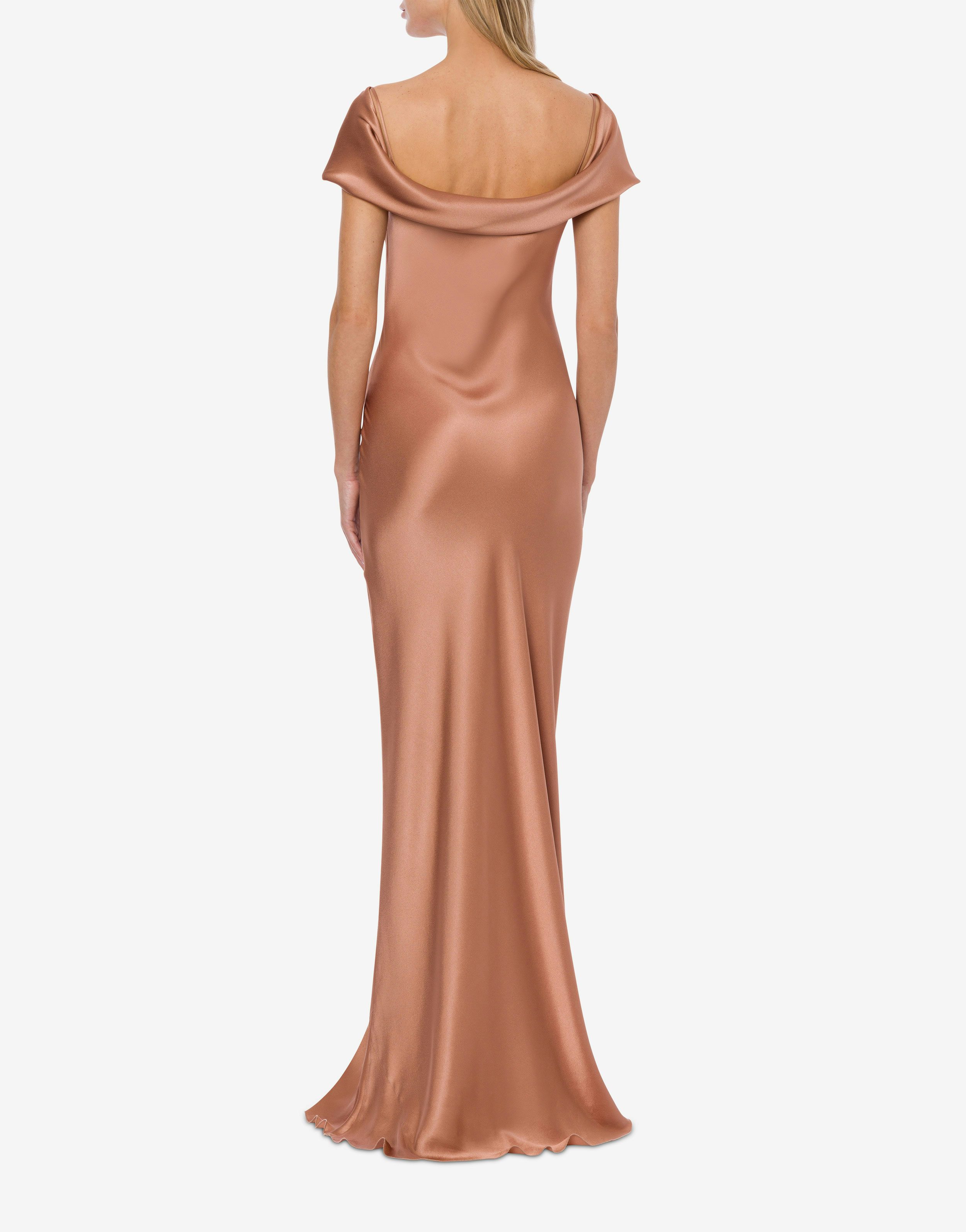 Long dress in satin with train 3